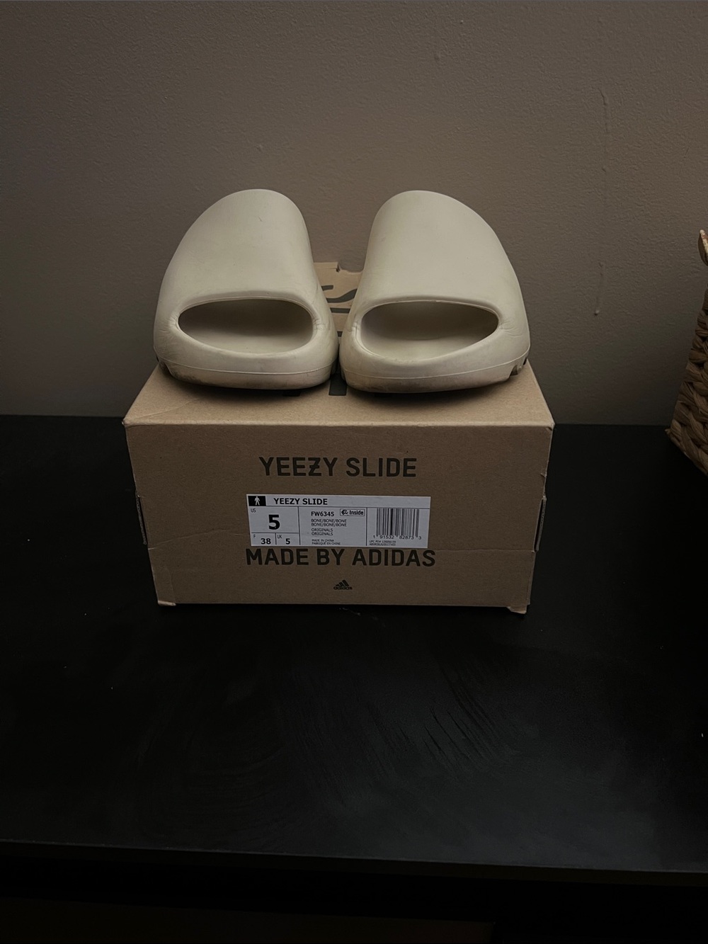 Yeezy Slide in Cream/Tan